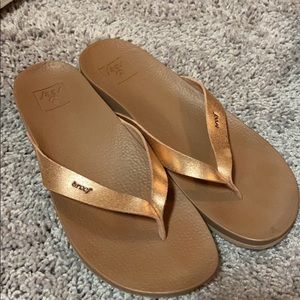 Reef cushion bounce flip flops